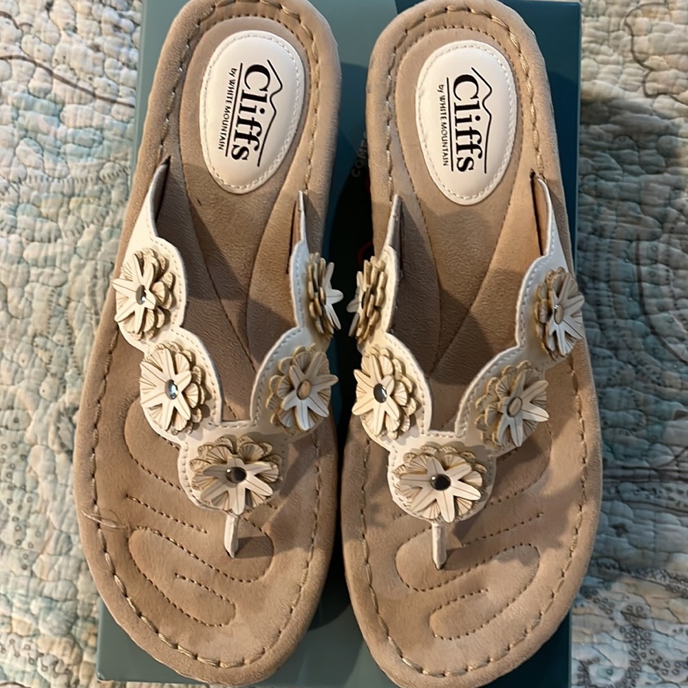 Cliffs by White Mountain Clarity Cream Flower Sandals/Flip Flops, New, 9.5